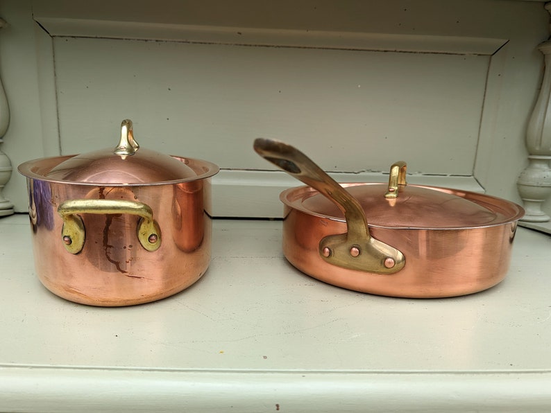 Vintage kopparkastruller med lock, antik tennpläterad gryta och sautépanna, lantligt chic kök bild 4