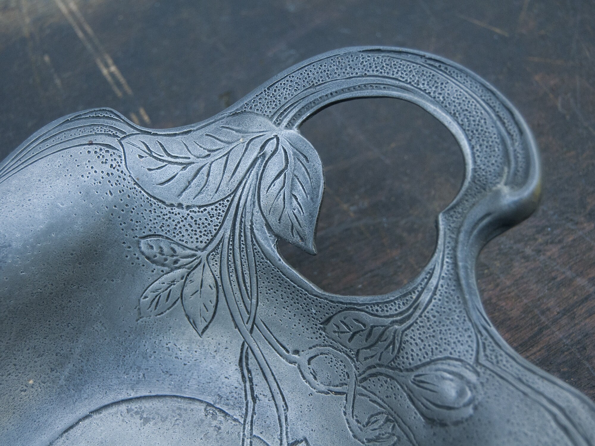 小さなヴィンテージピュータートレイ、アールヌーボー様式の金属製