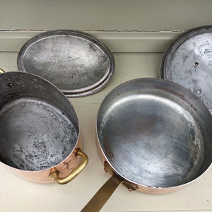 Vintage kopparkastruller med lock, antik tennpläterad gryta och sautépanna, lantligt chic kök bild 10