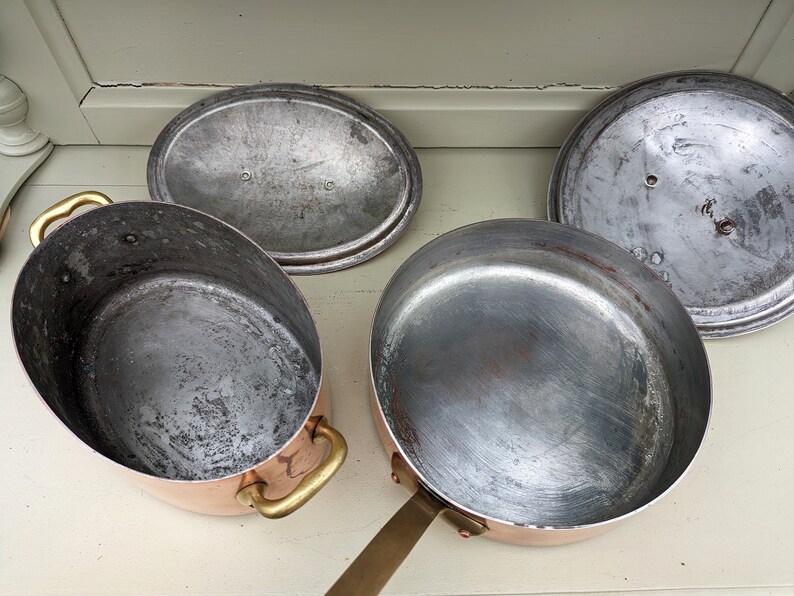 Vintage kopparkastruller med lock, antik tennpläterad gryta och sautépanna, lantligt chic kök bild 10