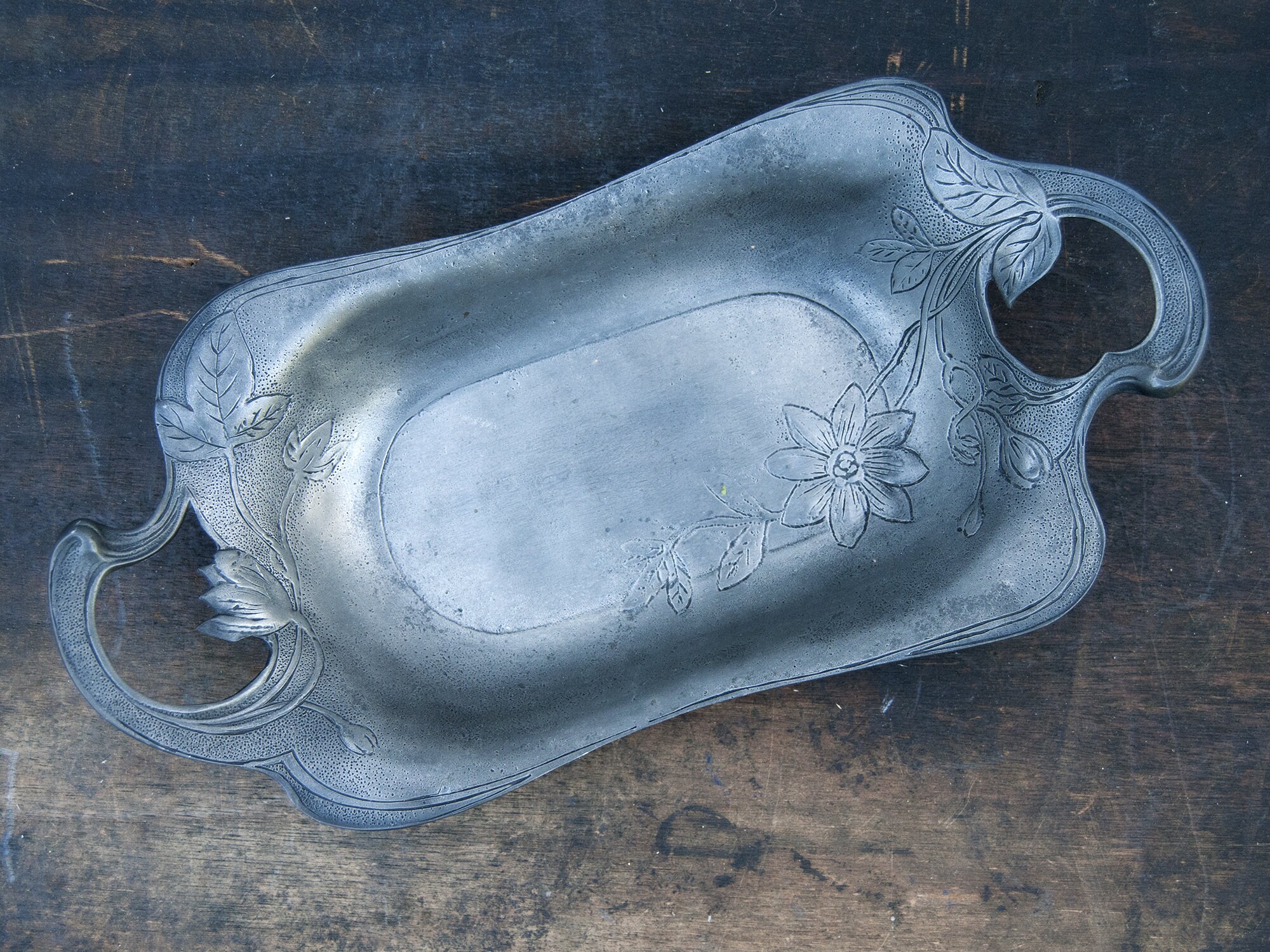 Petit Plateau en Étain Vintage, Plateau de Service Métal Art Nouveau