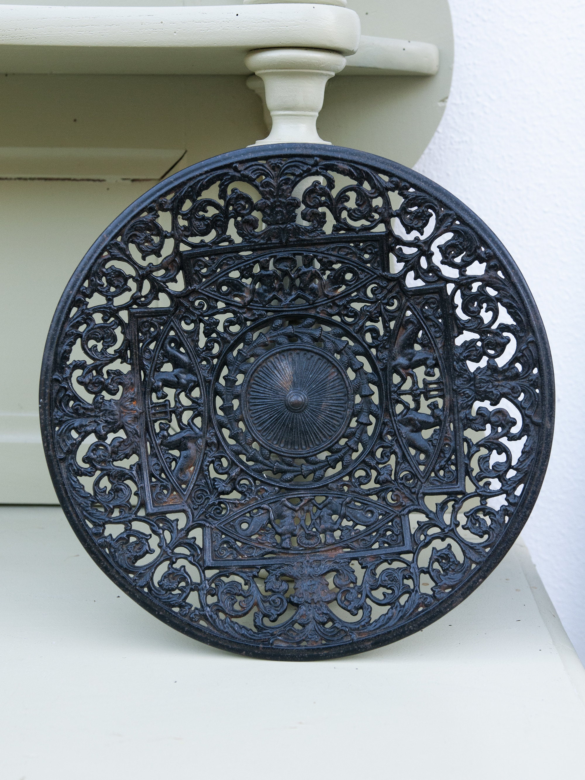 Coupe à Fruits Vintage en Fonte, Plat sur Pied Noir Ancien, Dessous de Plat