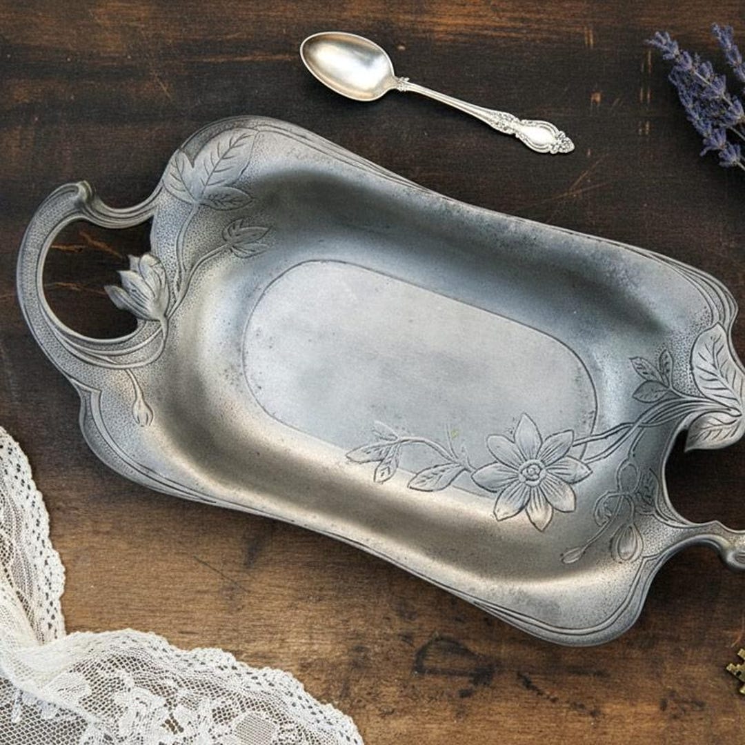 アール・ヌーヴォーデザイン ピュータートレー 小さなヴィンテージのブリキトレイ、アールヌーボー様式の金属製