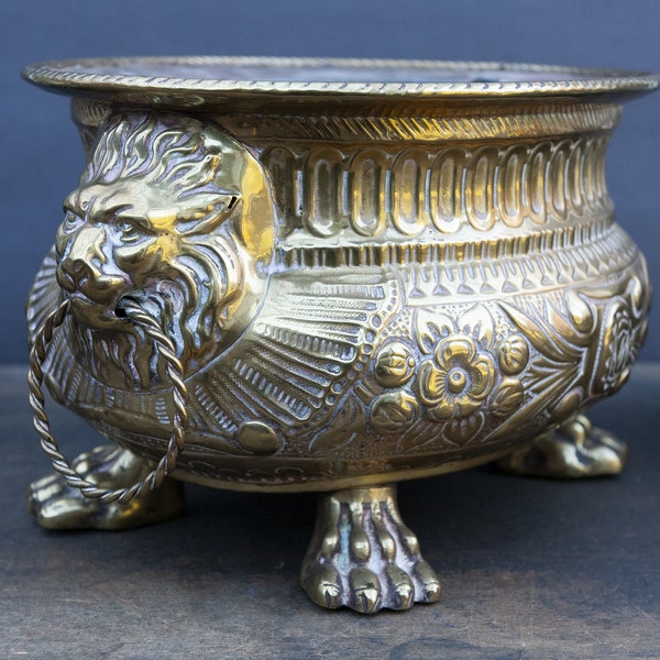 Jardinière en cuivre repoussé vintage, Jardinière de fenêtre tête de lions 19e siècle, Cache pot en laiton