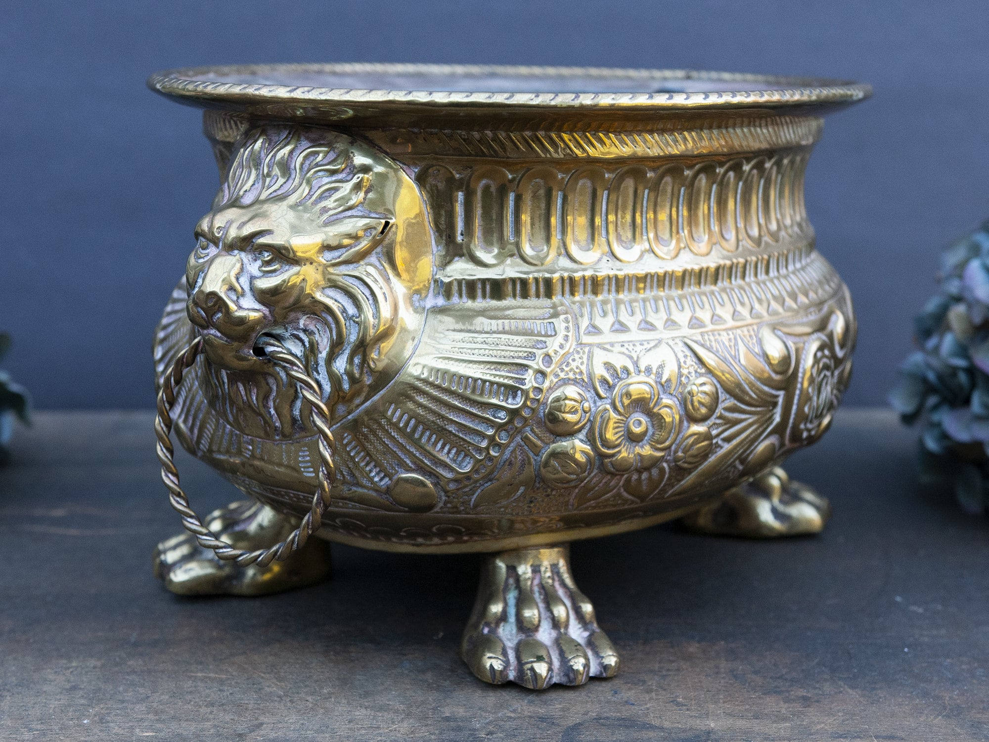 Jardinière en Cuivre Repoussé Vintage, Jardinière de Fenêtre Tête Lions 19E Siècle, Cache Pot Laiton