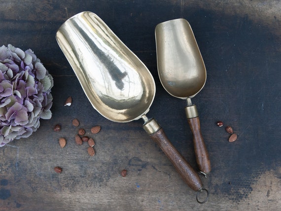 SET OF 2 Vintage Brass Grain Scoops, Antique Metal Flour Scoop, Wood  Farmhouse Utensils, Primitive Country Decor 