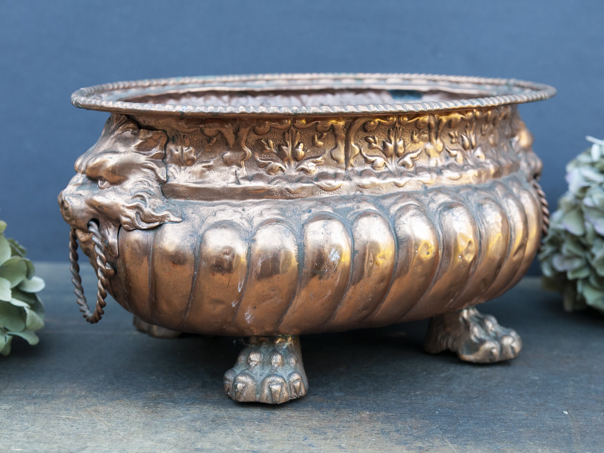 Jardinière en Cuivre Repoussé Vintage, Jardinière de Fenêtre Tête Lions 19E Siècle, Cache Pot Laiton