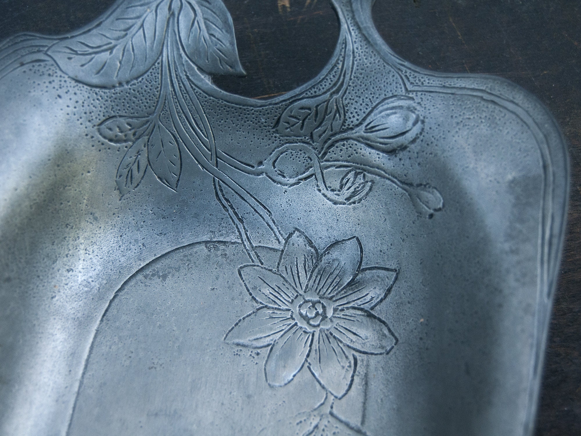 小さなヴィンテージのブリキトレイ、アールヌーボー様式の金属製