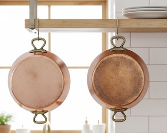 Vintage koppargrytor, Set med 2 små antika kastruller Tillverkade i Frankrike, Vesoul utsmyckade metallgratängformar