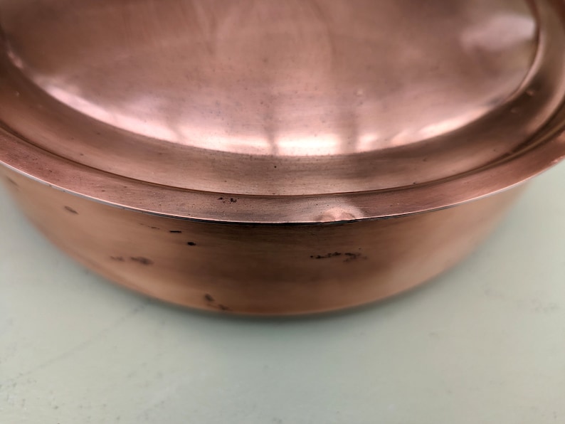 Vintage kopparkastruller med lock, antik tennpläterad gryta och sautépanna, lantligt chic kök bild 9