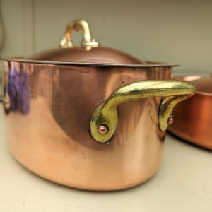 Vintage kopparkastruller med lock, antik tennpläterad gryta och sautépanna, lantligt chic kök bild 6
