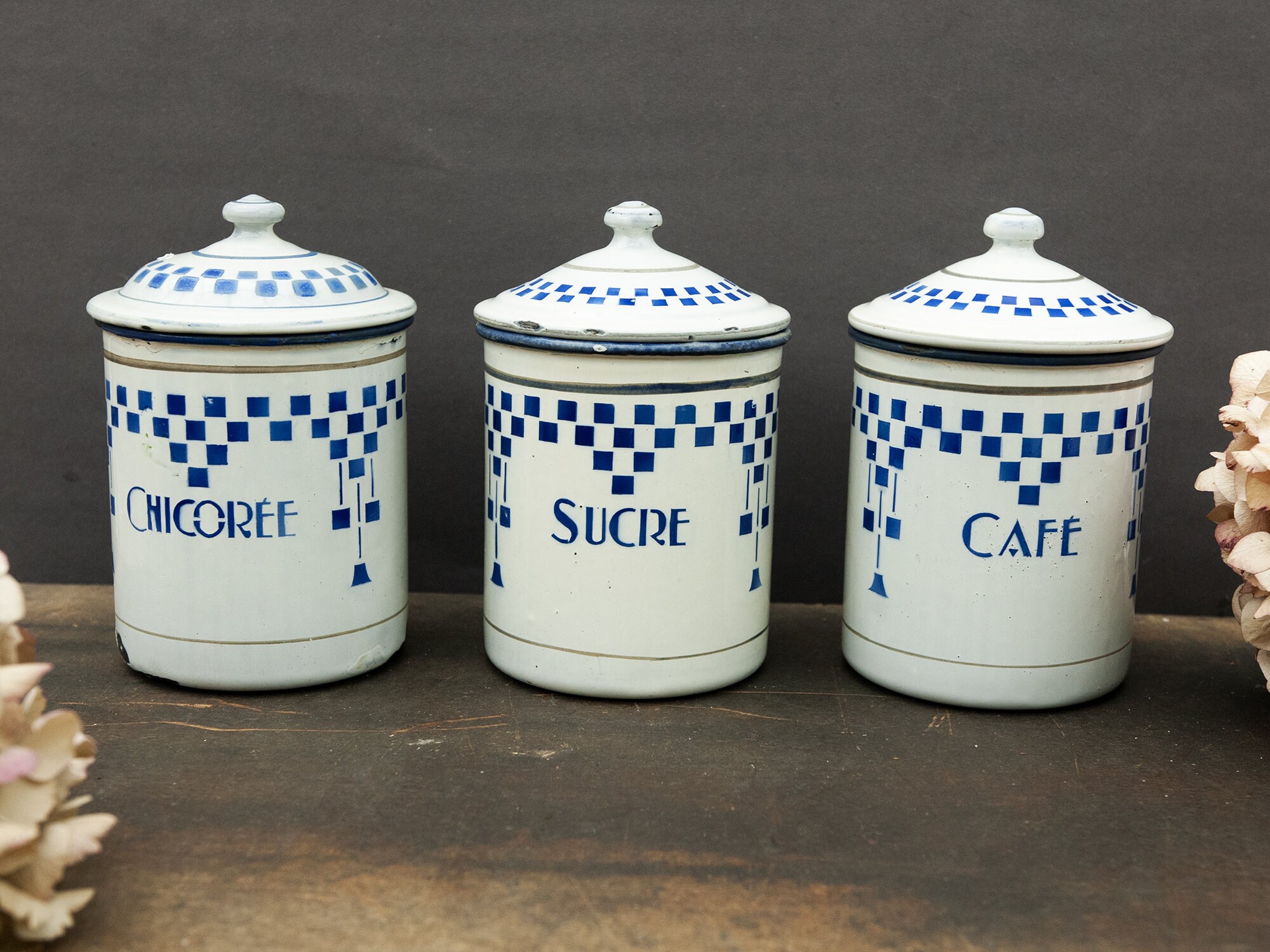 boites de rangement cuisine, lot boites en émail blanc et bleu, pots à épices vintage