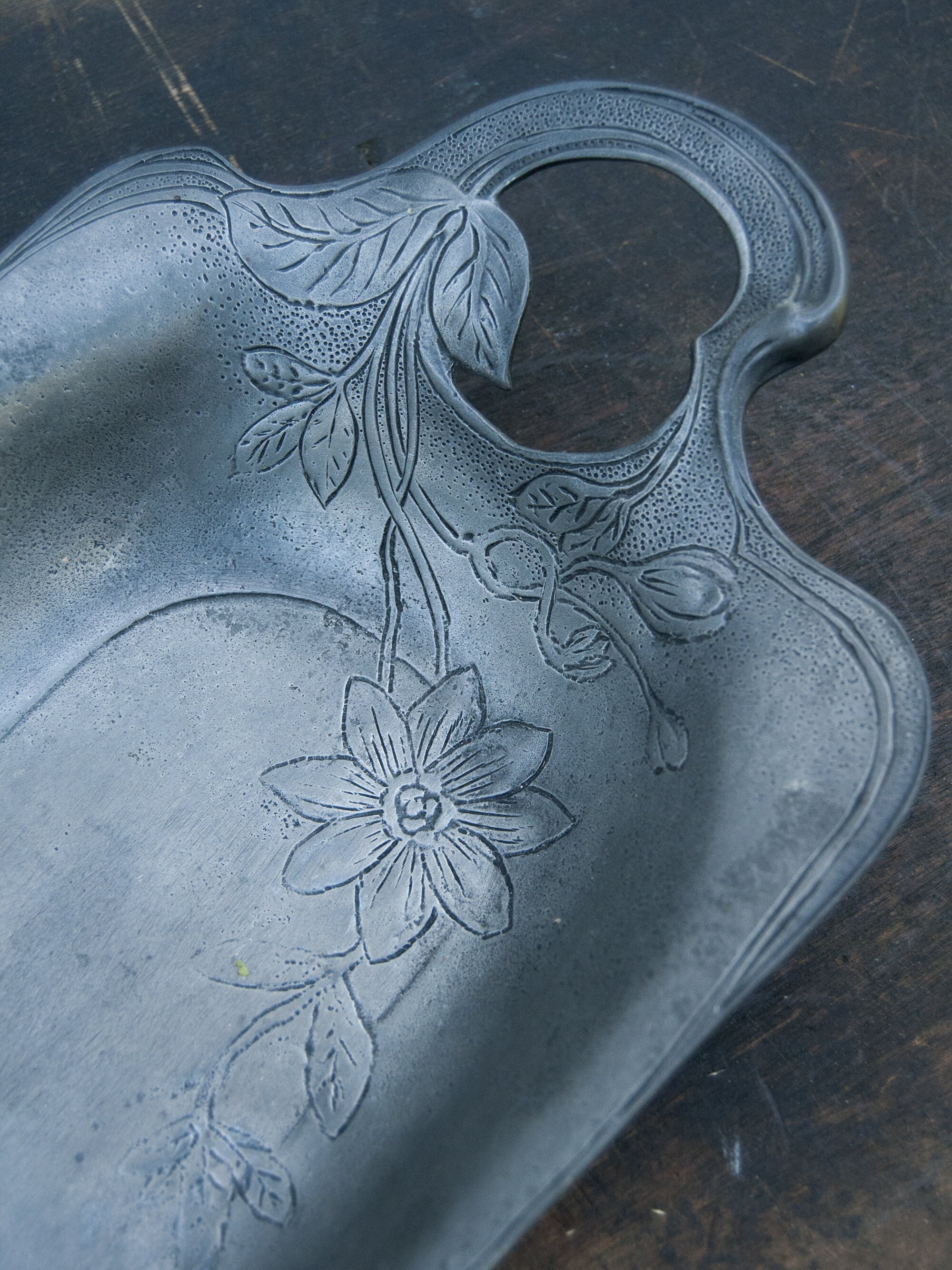 小さなヴィンテージピュータートレイ、アールヌーボー様式の金属製