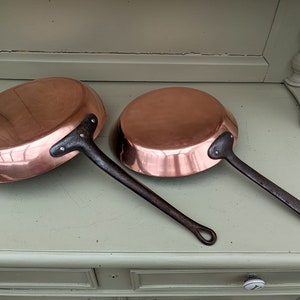 Vintage koperen pannen, Set van 2 oude steelpannen, Rustieke keuken