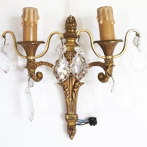 Vintage brass wall light sconce with crystal prisms, French antique lighting fixture gold bronze, French country decor
