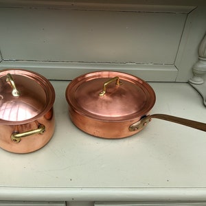 Vintage kopparkastruller med lock, antik tennpläterad gryta och sautépanna, lantligt chic kök bild 3