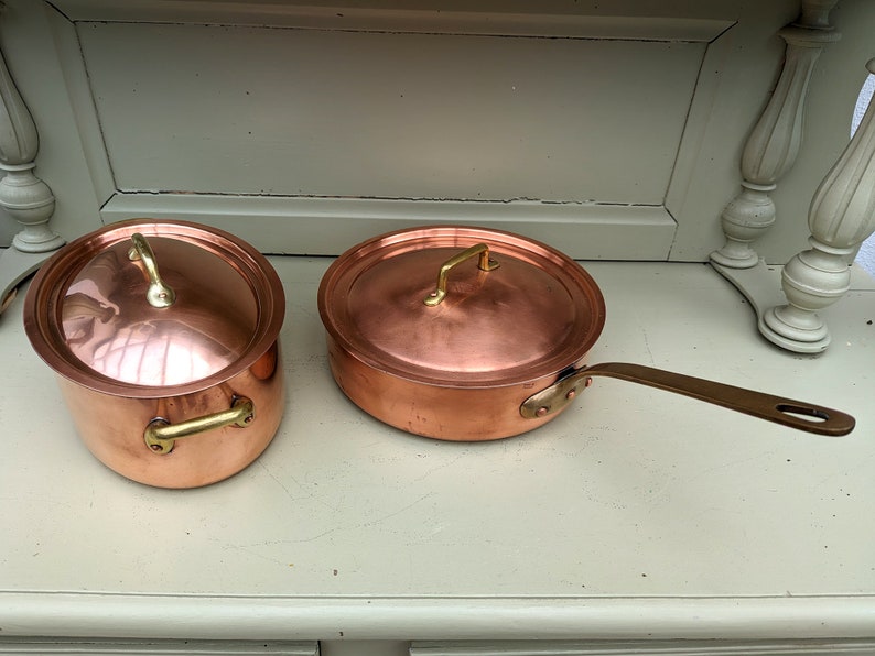 Vintage kopparkastruller med lock, antik tennpläterad gryta och sautépanna, lantligt chic kök bild 3