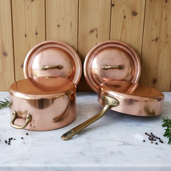 Casseroles en cuivre vintage avec couvercles, Cocotte et sauteuse anciennes étamées, Cuisine campagne chic