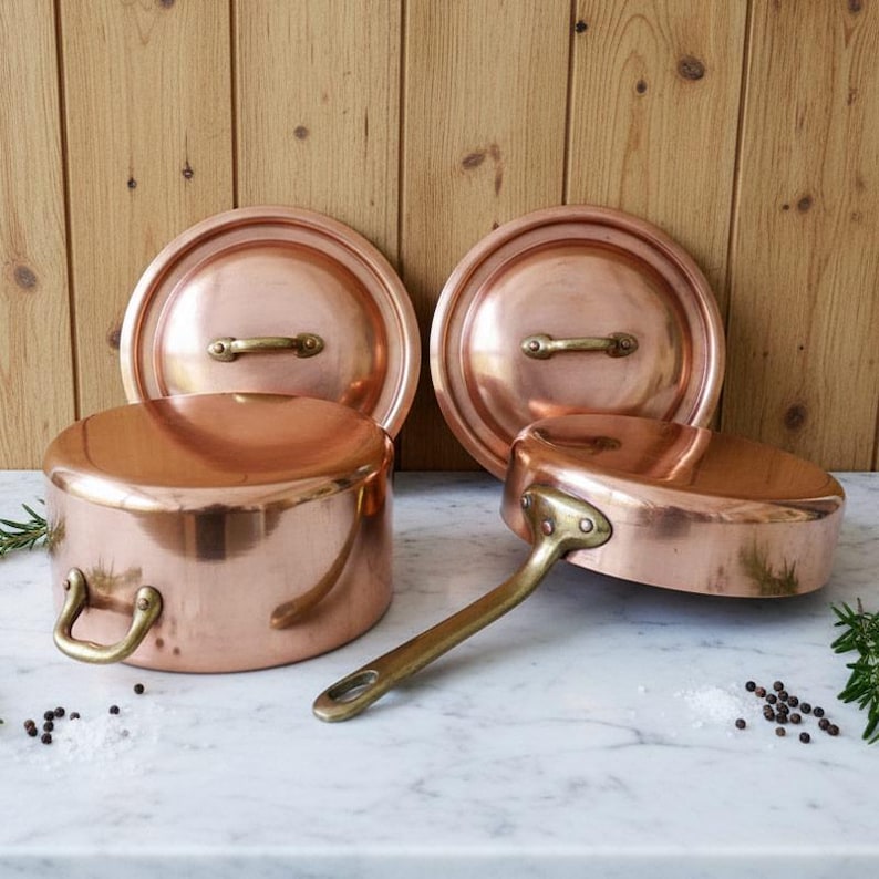 Vintage kopparkastruller med lock, antik tennpläterad gryta och sautépanna, lantligt chic kök bild 1