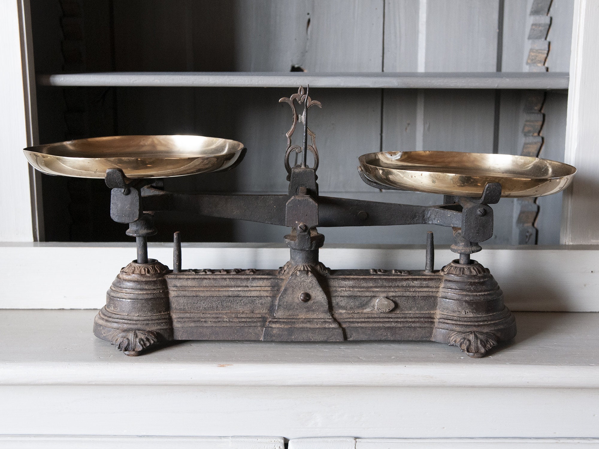 Balance de Cuisine en Fonte Ancienne, Balance à Plateaux Vintage Laiton, Roberval Noire et Dorée