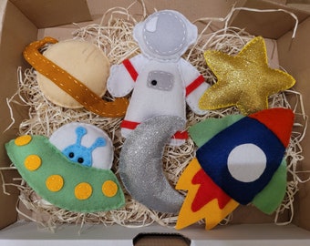 Handmade space theme, Galaxy, planet, astronaut felt bunting / garland, nursery decor