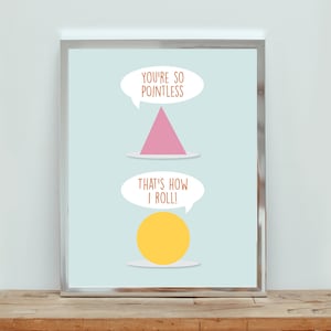 Op de afbeelding: Een ingelijst print met een lichtblauwe achtergrond waarop een roze driehoek en een gele cirkel te zien zijn. De driehoek heeft een spraakballon erboven die zegt "Je bent zo nutteloos." De cirkel heeft een spraakballon erboven die zegt "Zo rol ik!"