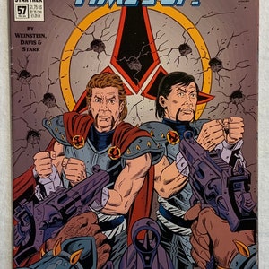 Può includere: Una copertina di fumetto con due personaggi di Star Trek, con il titolo "Star Trek: Time's Up!" I personaggi impugnano armi e si trovano in un'ambientazione futuristica. La copertina è in stile fumetto con colori vivaci e linee audaci.
