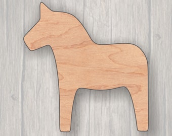 Puede incluir: Corte de madera de un tradicional caballo Dala sueco, un motivo popular del arte popular escandinavo. El caballo es de color marrón claro y tiene un diseño simple y estilizado.