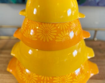 Rare** Pyrex Daisy Pattern Complete Set of Nesting Mixing Bowls//Vintage Pyrex Cinderella Bowls Sunflower Yellow/Orange Set