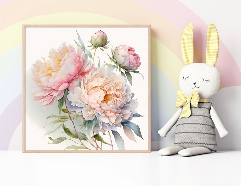 Pode incluir: Uma pintura em aquarela emoldurada de pe&ocirc;nias rosa e brancas com folhas verdes. A pintura est&aacute; em uma moldura de madeira clara e est&aacute; pendurada em uma parede branca.