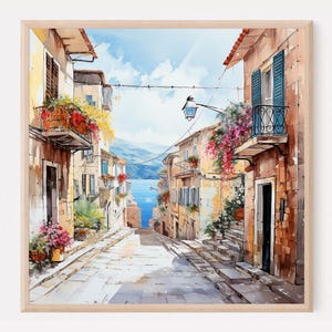 Puede incluir: Una pintura de acuarela de una calle estrecha y adoquinada en un pueblo europeo. La calle está bordeada de edificios coloridos, algunos con balcones y flores. La calle conduce a una vista del océano en la distancia.