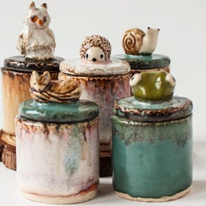 Malutki, ręcznie robiony ceramiczny słoik z rzeźbionym uchwytem