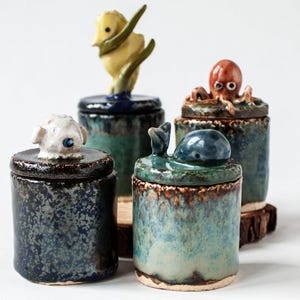 Pixie Pots – małe słoiki z pokrywkami i rzeźbionymi uchwytami