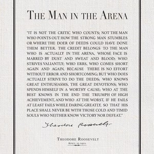 K&ouml;nnte beinhalten: Gerahmter Druck mit dem Text "The Man in the Arena" von Theodore Roosevelt. Das Zitat ist in einer Serifenschrift, mit der Unterschrift und dem Datum des Autors unten. Der Druck hat einen schwarzen Rand.