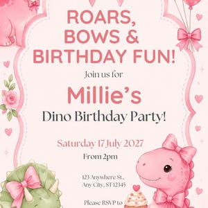 以下が含まれることがあります： ピンクとグリーンの恐竜をテーマにした誕生日パーティーの招待状。招待状には、漫画の恐竜、リボン、風船、テキスト「ROARS、BOWS & BIRTHDAY FUN！」と「Millie's Dino Birthday Party！」が描かれています。 日付は2027年7月17日土曜日です。