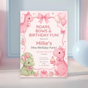 以下が含まれることがあります： ピンクと白の誕生日パーティーの招待状。恐竜のイラストと「ROARS, BOWS & BIRTHDAY FUN!」の文字。招待状には「Millie's」の名前とパーティーの詳細が含まれています。背景にはピンクと青の風船があります。