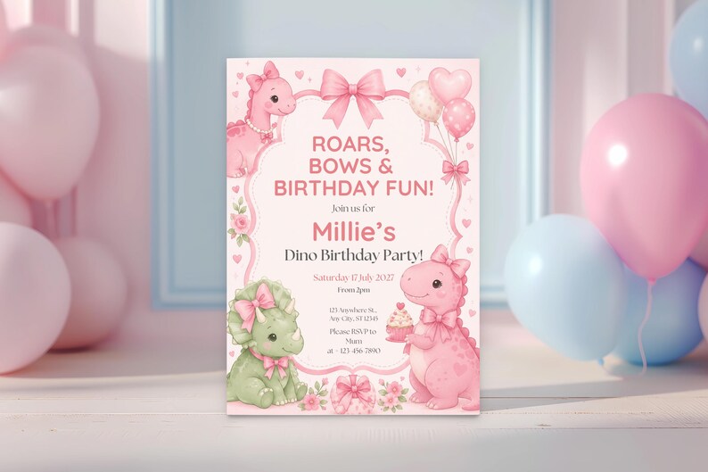 以下が含まれることがあります： ピンクと白の誕生日パーティーの招待状。恐竜のイラストと「ROARS, BOWS & BIRTHDAY FUN!」の文字。招待状には「Millie's」の名前とパーティーの詳細が含まれています。背景にはピンクと青の風船があります。