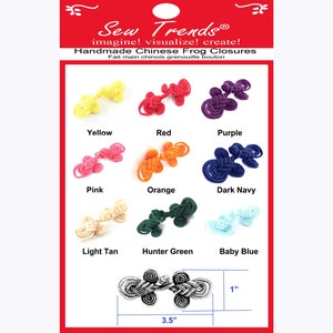 Könnte beinhalten: Sortiment handgefertigter chinesischer Froschverschlüsse in verschiedenen Farben, darunter Gelb, Rot, Lila, Rosa, Orange, Dunkelblau, Hellbraun, Jagdgrün und Babyblau. Jeder Verschluss misst etwa 2,5 cm in der Länge und 8,9 cm in der Breite.