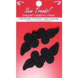 Pode incluir: Dois fechos de rã chineses feitos à mão de cor preta, também conhecidos como botões, sobre um fundo vermelho. A embalagem inclui o texto "Sew Trendz!" e "Handmade Chinese Frog Closures".