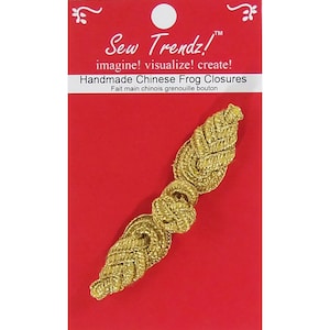 Puede incluir: Cierre de rana chino hecho a mano de color dorado sobre un fondo rojo. El cierre está hecho de material tejido y tiene un diseño en forma de hoja. El embalaje incluye el texto "Sew Trendz!" y "Handmade Chinese Frog Closures".