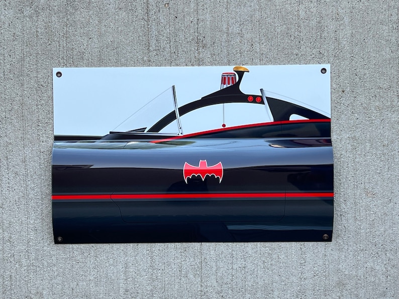 K&ouml;nnte beinhalten: Ein schwarzer und roter Batmobile aus der Batman-Fernsehserie der 1960er Jahre. Das Auto hat ein rotes Fledermaussymbol an der Seite und einen roten Streifen entlang der Unterseite.
