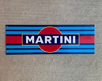 Puede incluir: Un letrero de metal azul y rojo con la palabra "MARTINI" en letras blancas y un círculo rojo con un contorno dorado.