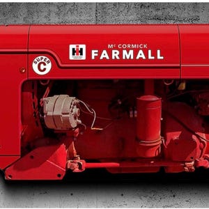 Könnte beinhalten: Ein leuchtend roter McCormick Farmall Super C Traktor, der seine Motor- und Karosseriedetails zeigt. Der Traktor trägt das Farmall-Logo und den Schriftzug Super C. Das Bild ist vor einem strukturierten grauen Hintergrund platziert.