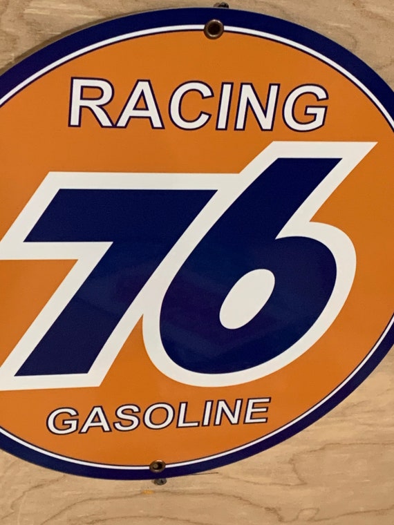 レトロスタイルのレーシングユニオンカリフォルニア76ガソリンガレージ