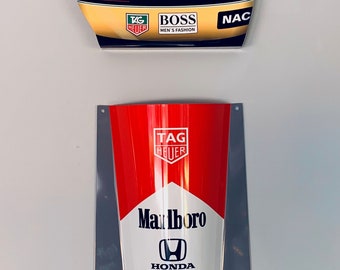 Decoración de pared de aluminio con el casco y el coche de F1 de Ayrton Senna