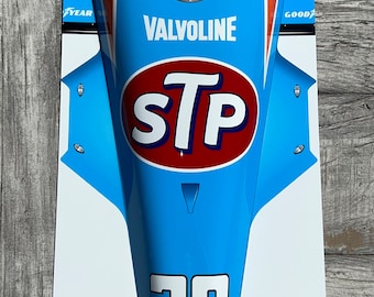 Grafika ścienna 3D z samochodem wyścigowym Indy 500: hołd dla Gordona Johncocka z 1983 r.