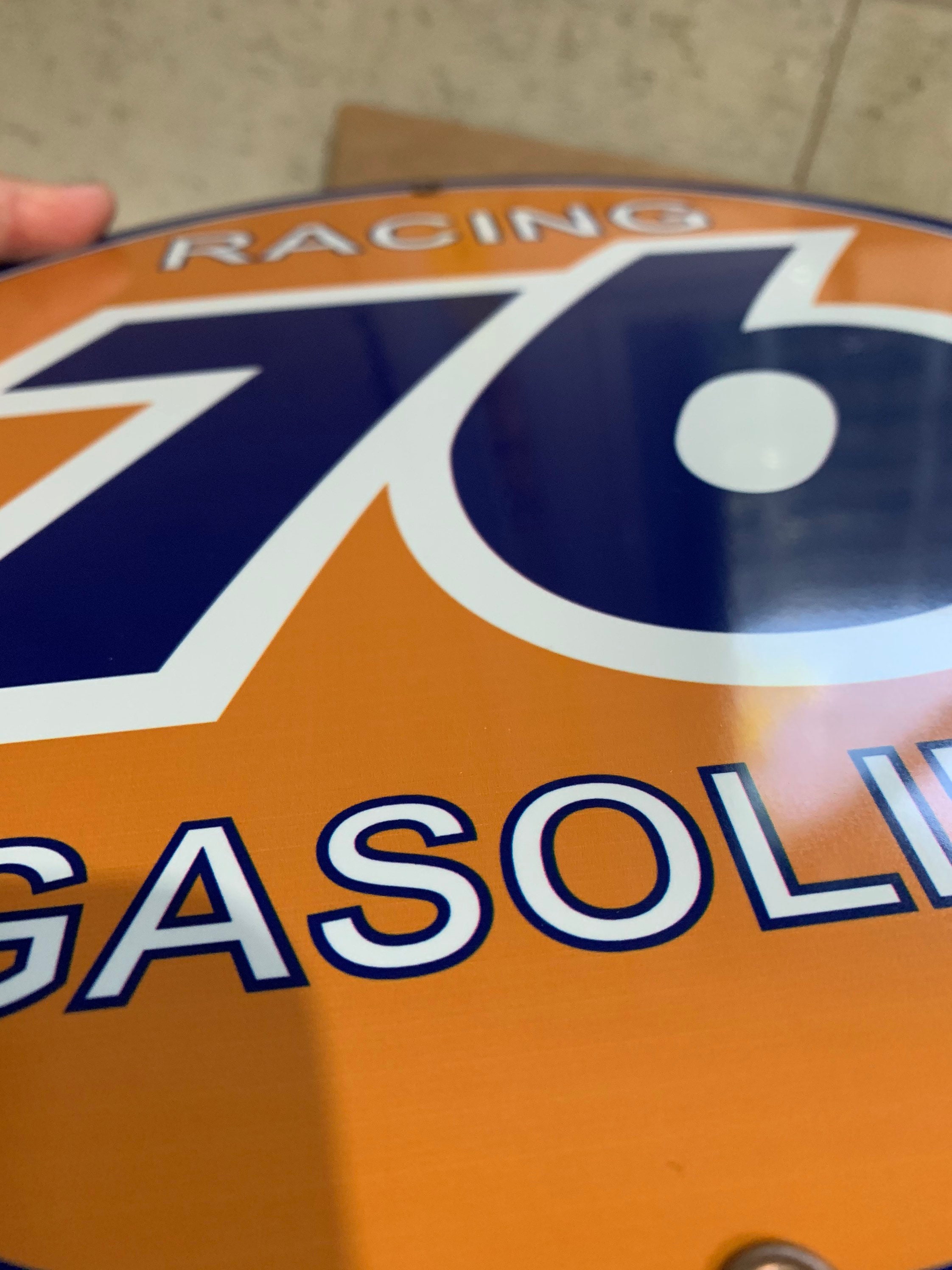 レトロスタイルのレーシングユニオンカリフォルニア76ガソリンガレージ