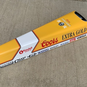 Das legendäre Auto inspirierte Darrell Gwynn Coors Garagentor für die Wand