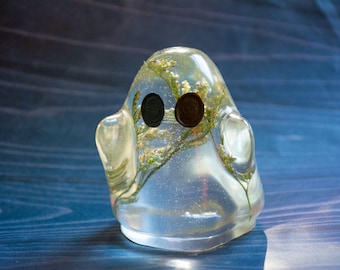 Floral Resin Ghost Figurine - Dried Flower Spooky Decor