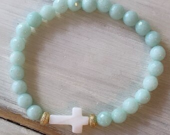 Jade beaded bracelet with mother of pearl cross